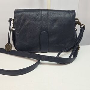 the Notting Hill wanderers travel co navy blue crossbody clutch leather like new
